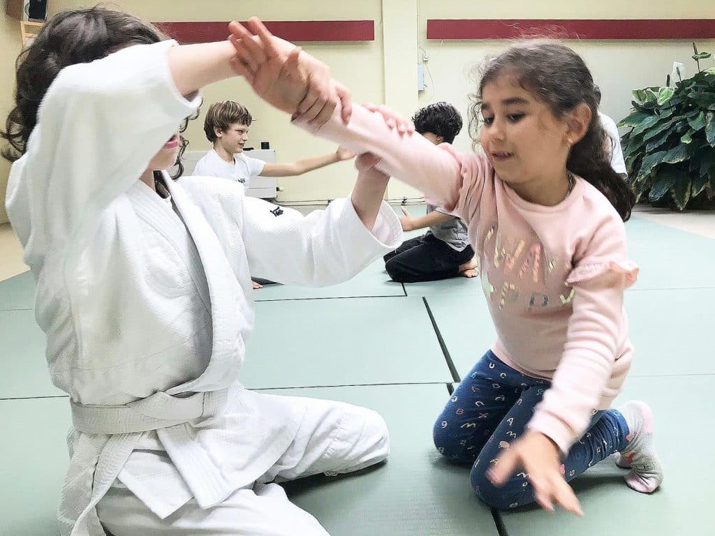 Vluchtelingen en kinderen uit de wijk samen aikido